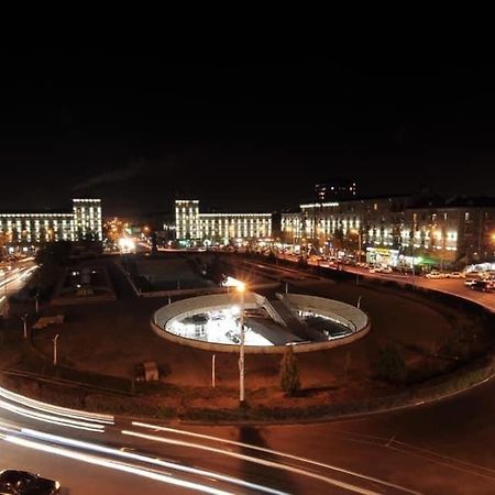 Квартира Около Станции Метро С Балконами Ereván Exterior foto